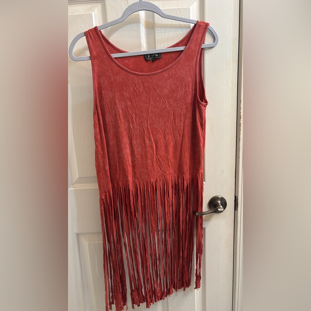 POL TERRA COTTA FRINGE SLEEVELESS TANK TOP.